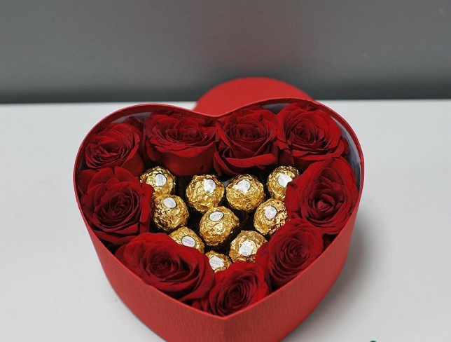 Cutie-inima cu trandafiri rosii si Ferrero Rocher №2 foto